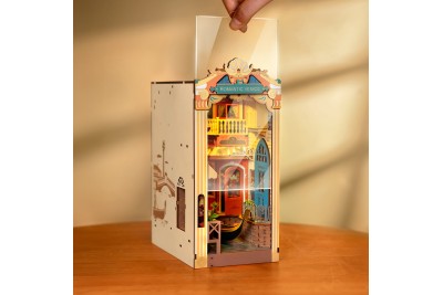 Romantic Venice TGB08, main au-dessus du book nook présenté sur une table