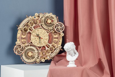 Horloge du zodiaque LC601 dans un décor rose et bleu
