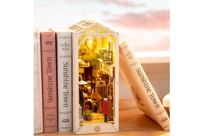 Book Nook Sunshine Town TGB02 entre des livres dans un décor clair