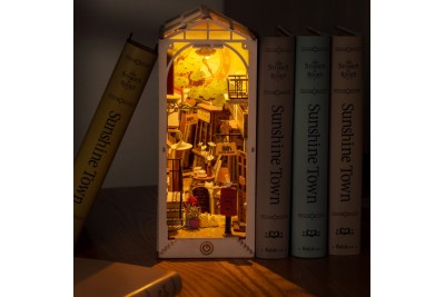 Book Nook Sunshine Town TGB02 éclairé entre des livres
